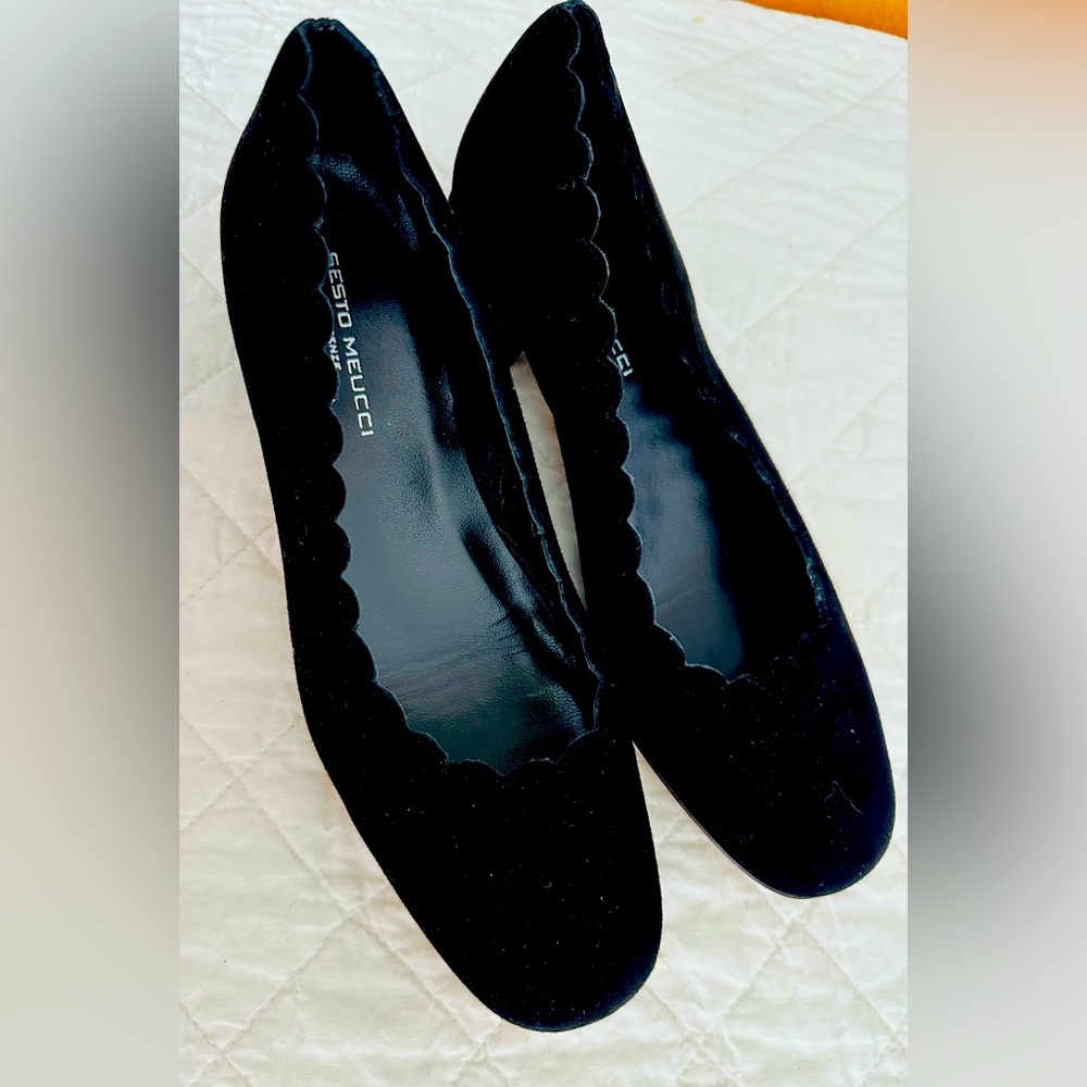 Sesto Meucci  Italy. Black suede chunk heal, scalloped details. NWOT 8.5